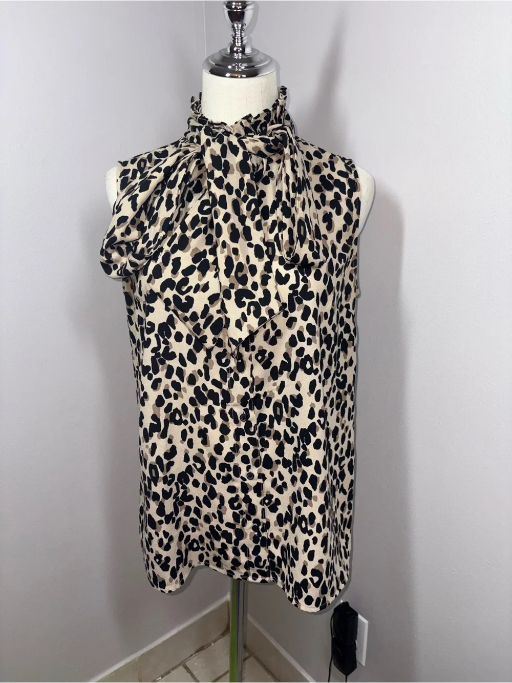 Halogen Sleeveless Tie Neck Leopard Print Blouse Careerwear Formal Size Small - Picture 2 of 16